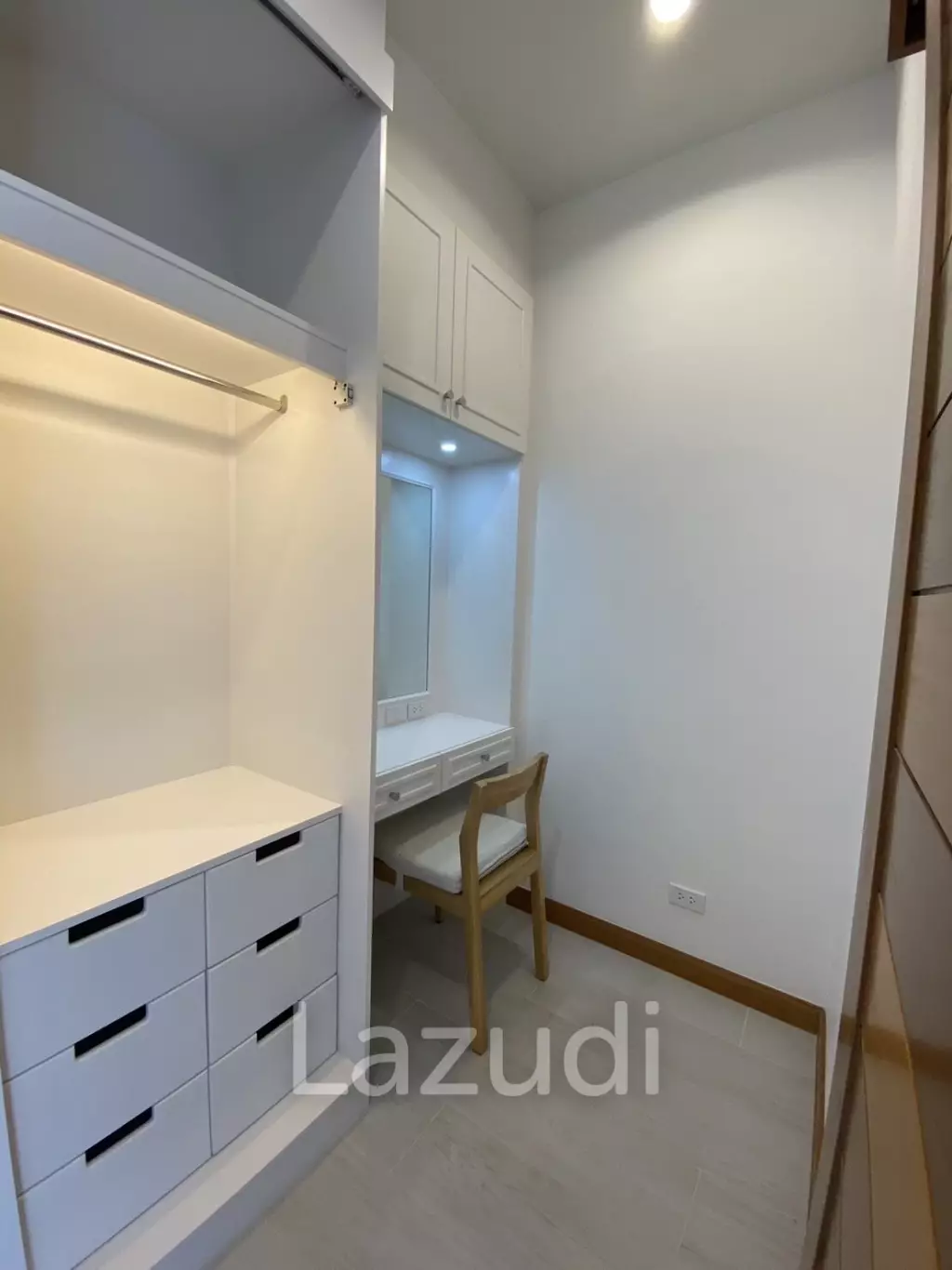 Hillside Hamlet: 3 bed 3 bath with Yoga room