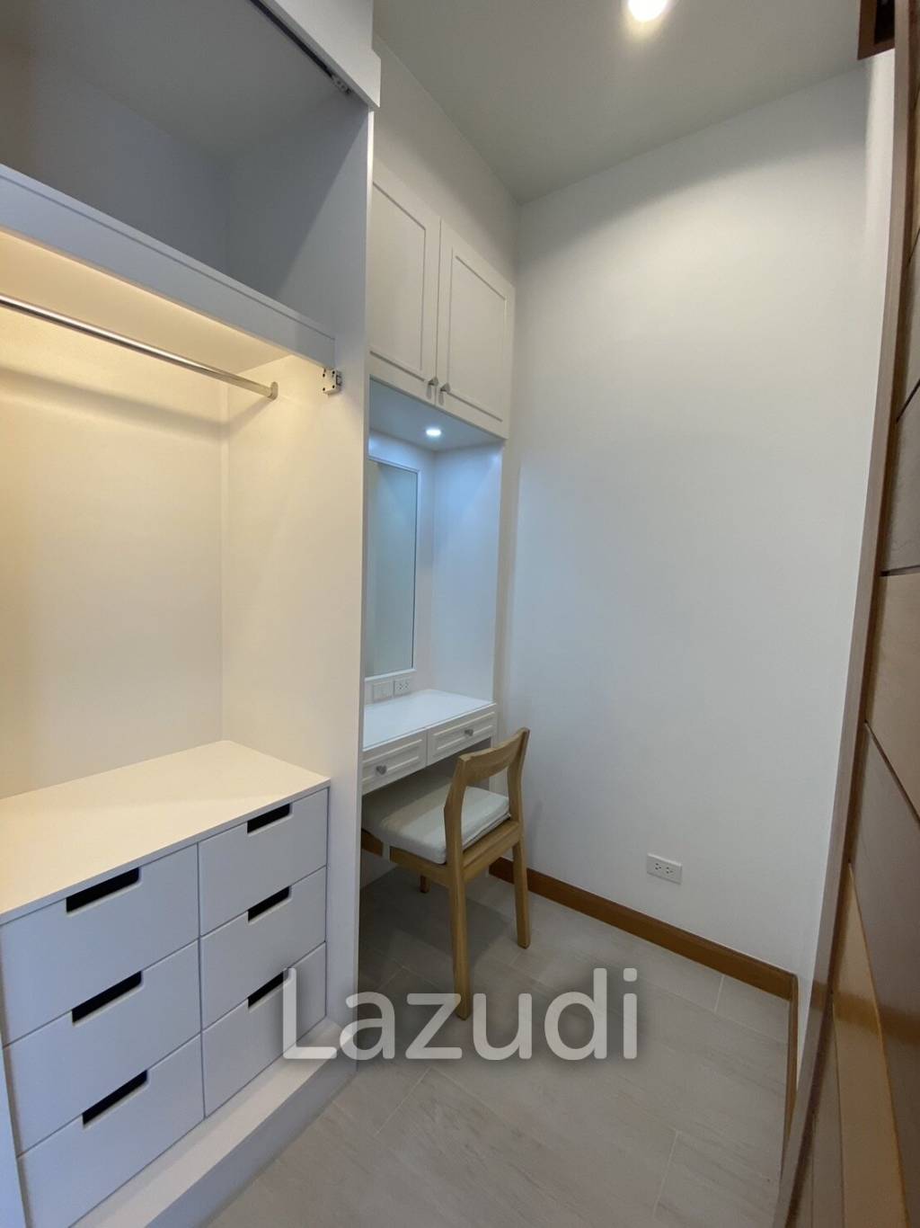 Hillside Hamlet: 3 bed 3 bath with Yoga room