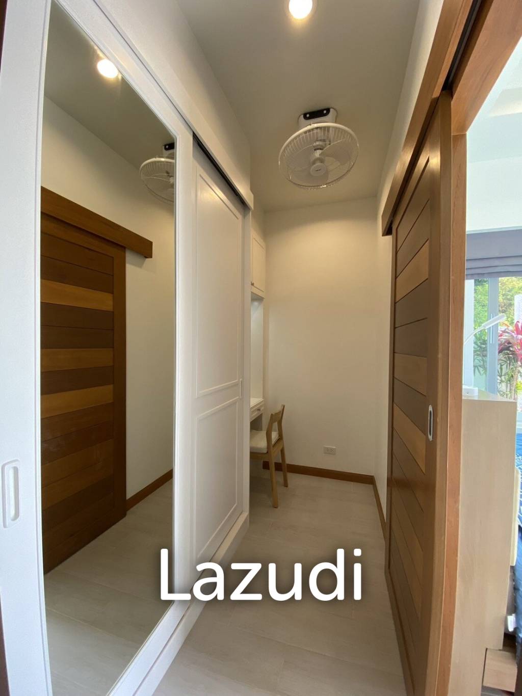 Hillside Hamlet: 3 bed 3 bath with Yoga room