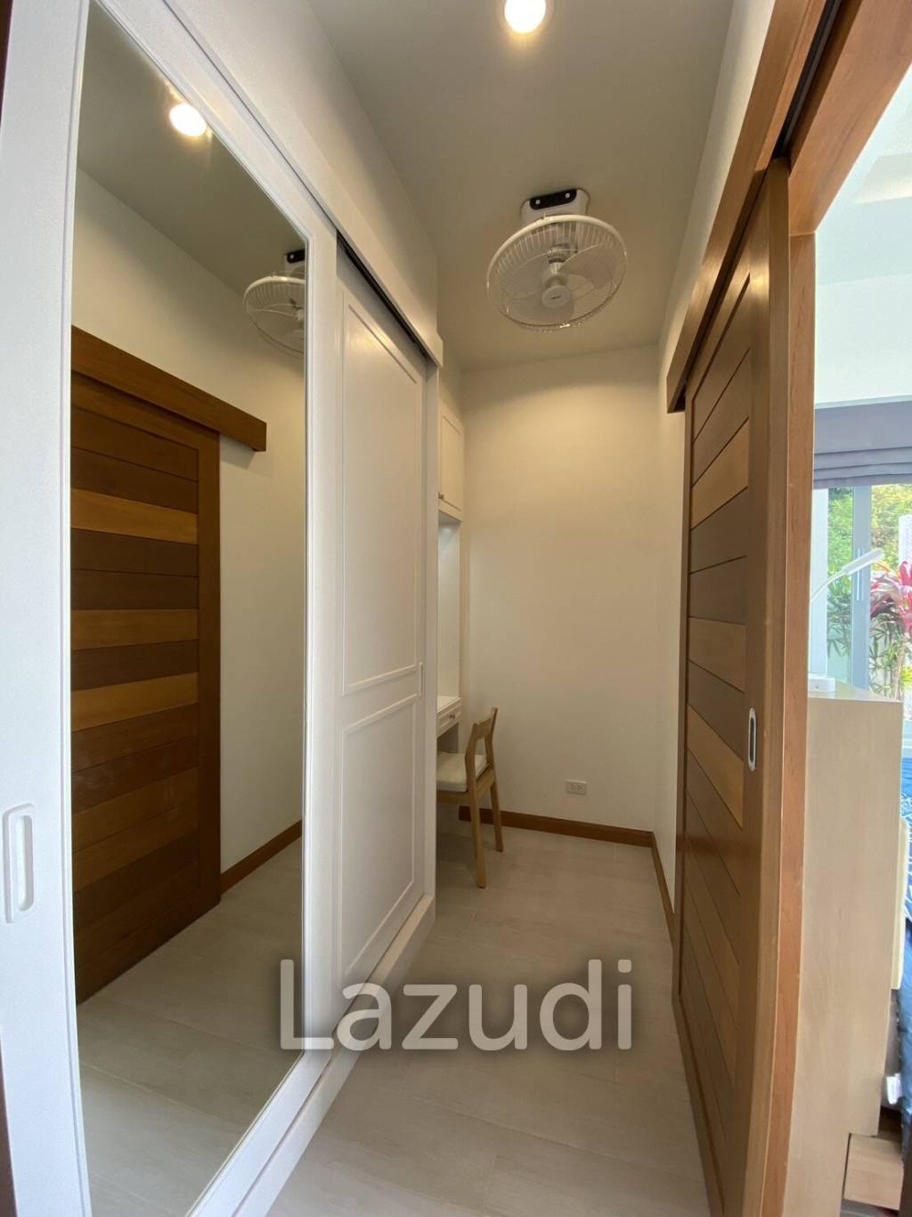 Hillside Hamlet: 3 bed 3 bath with Yoga room