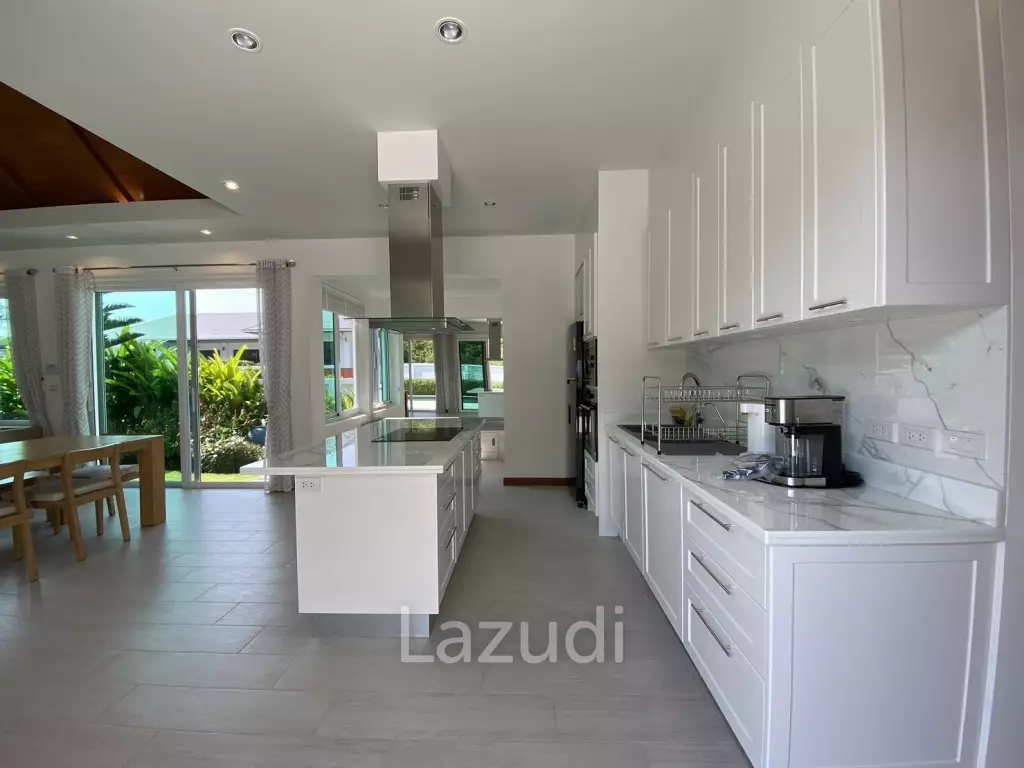 Hillside Hamlet: 3 bed 3 bath with Yoga room