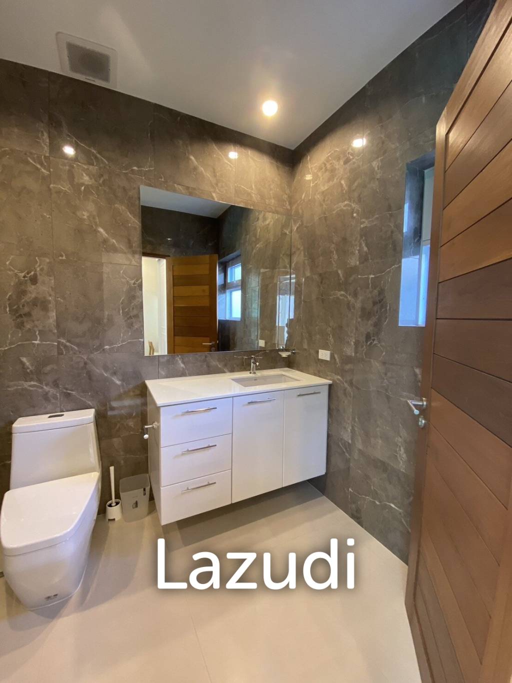 Hillside Hamlet: 3 bed 3 bath with Yoga room