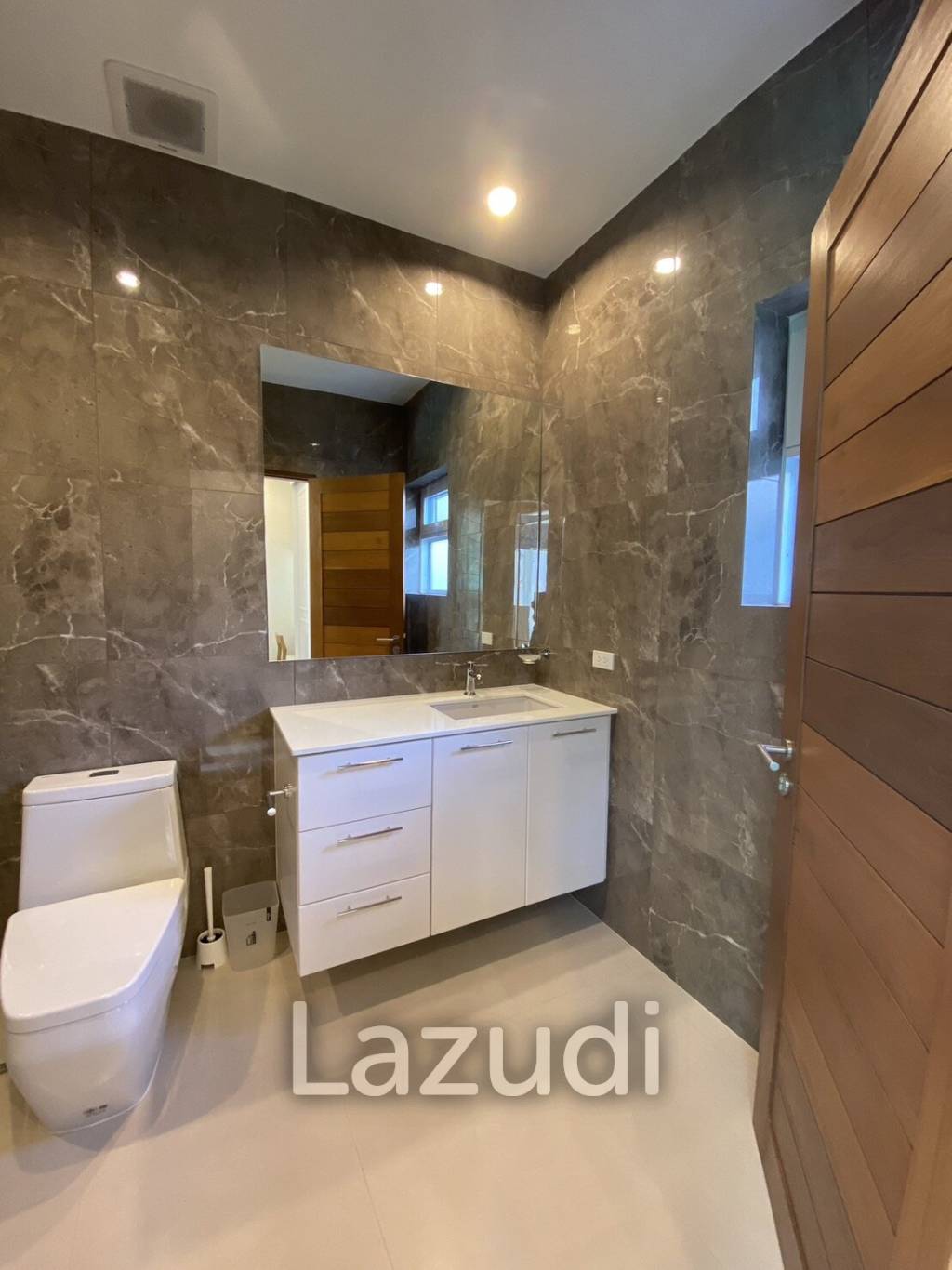 Hillside Hamlet: 3 bed 3 bath with Yoga room