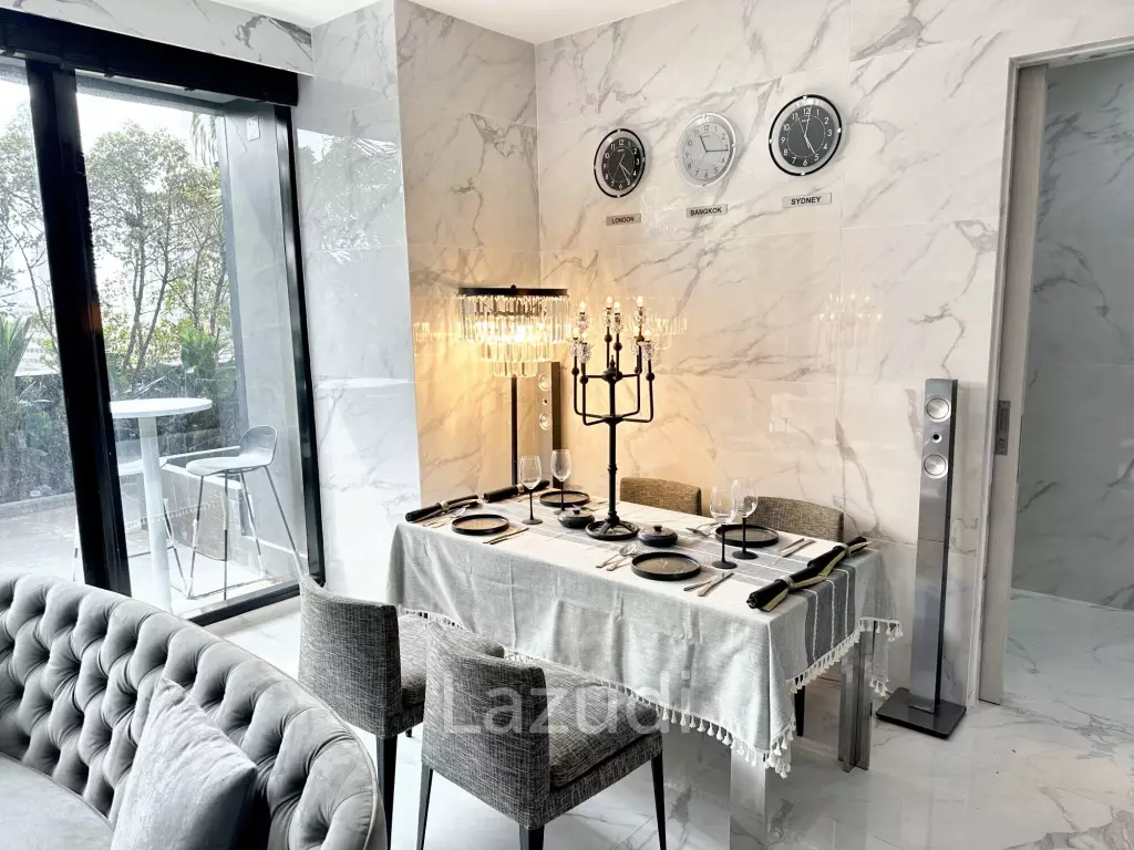 2 Bedrooms 2 Bathrooms 158 SQ.M at M Silom