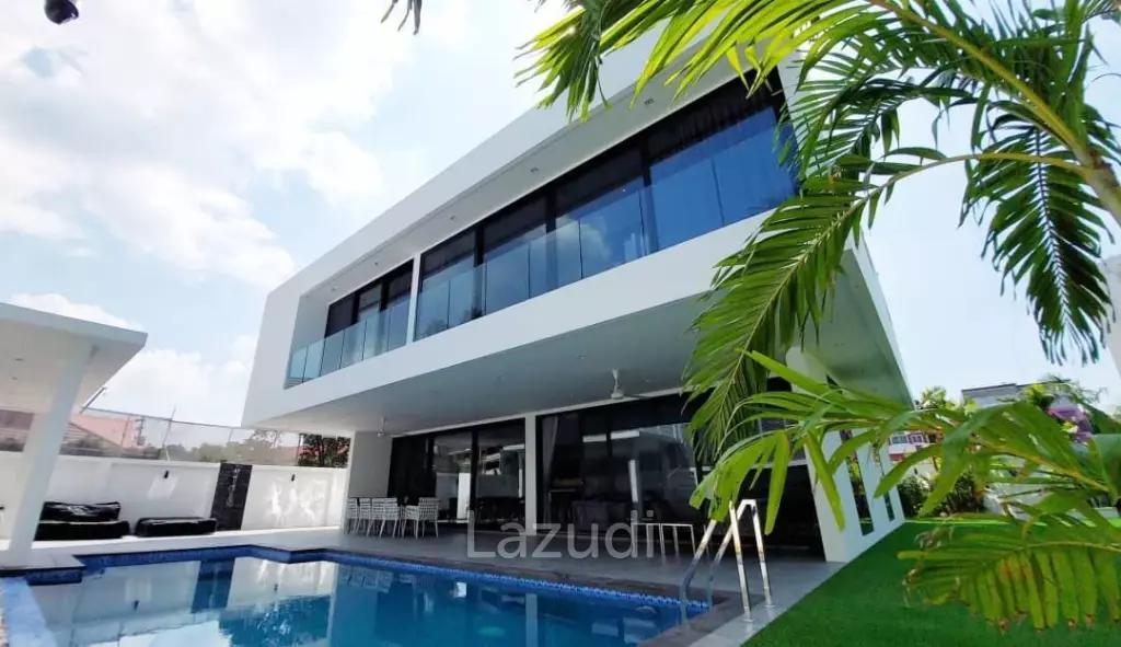 วิลล่าหรูโมเดิร์น 6 ห้องนอน 3 ชั้น ใจจกลางเมืองพัทยา