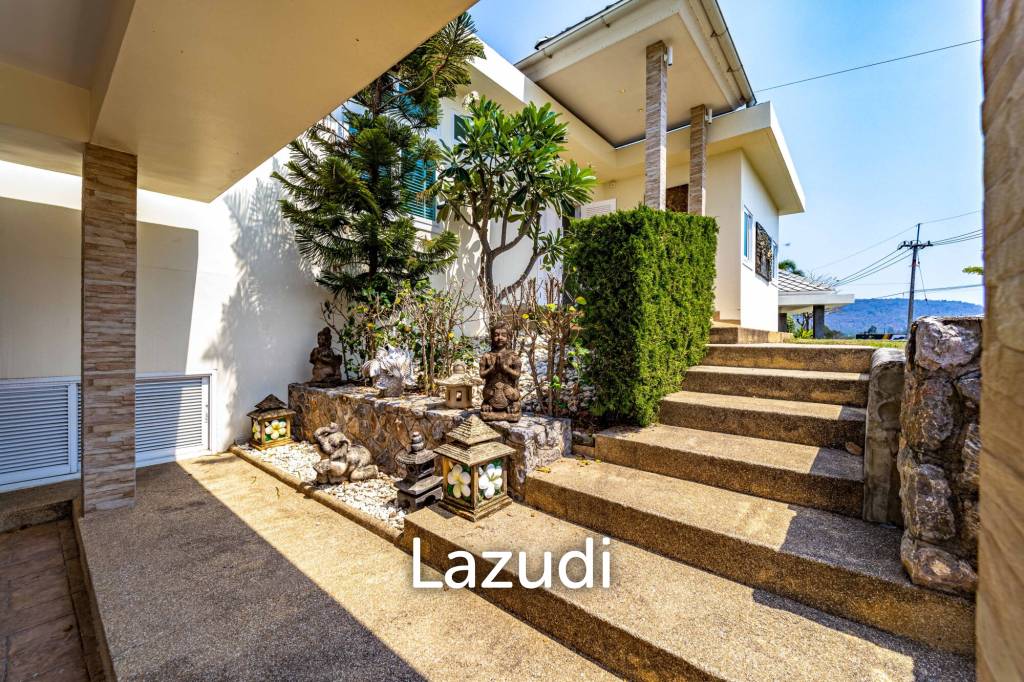 Black Mountain: Totally Renovated High-End Villa