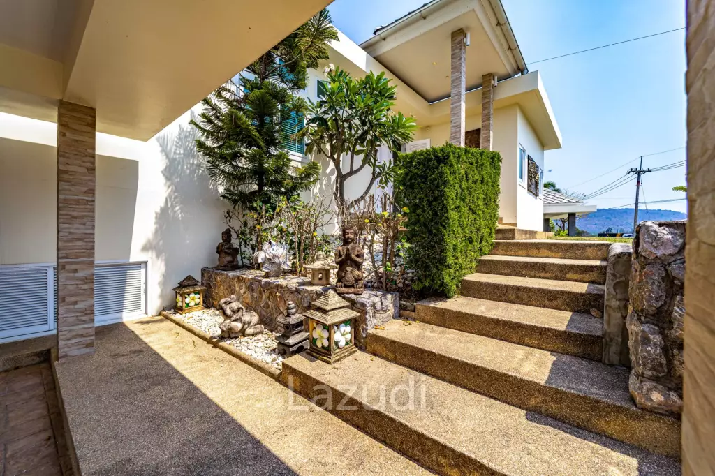 Black Mountain: Totally Renovated High-End Villa