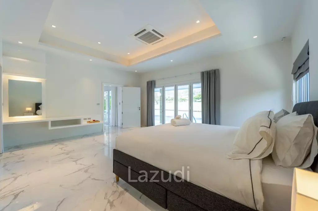 Black Mountain: Totally Renovated High-End Villa