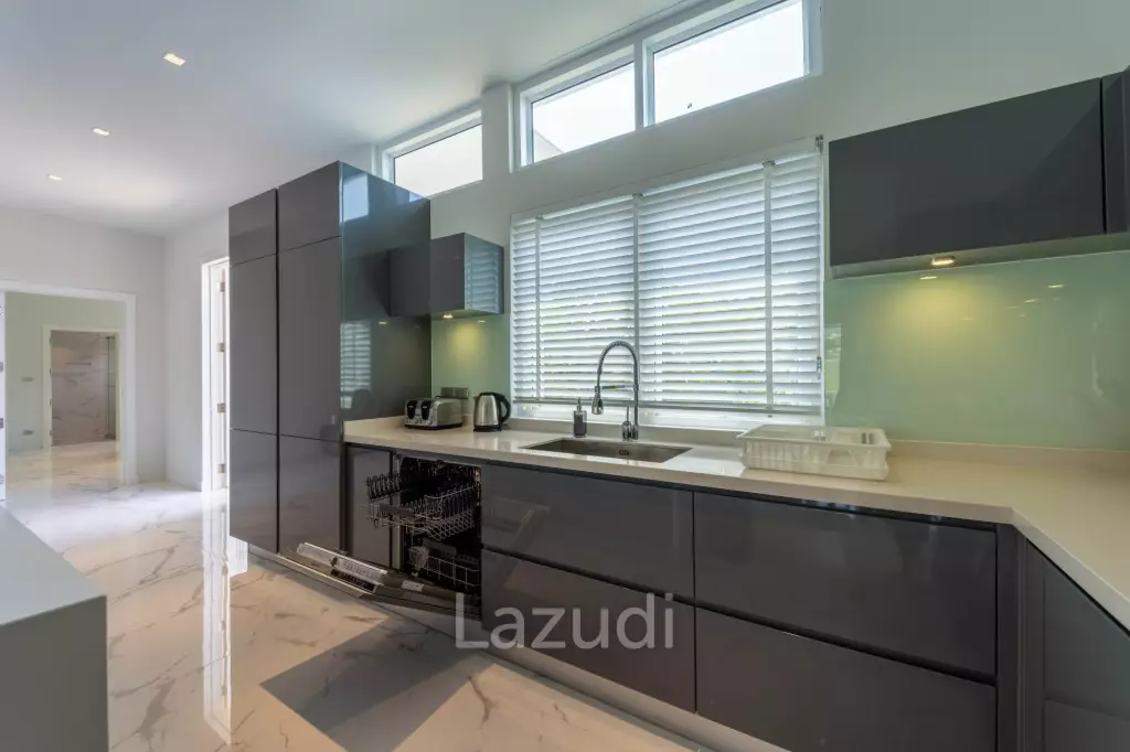 Black Mountain: Totally Renovated High-End Villa