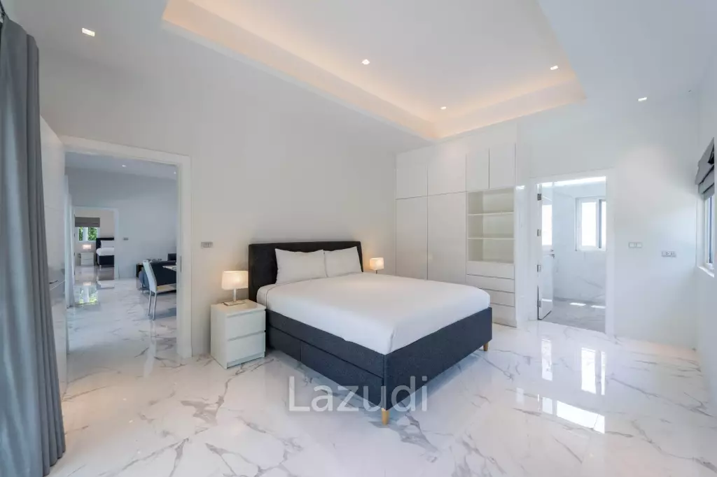 Black Mountain: Totally Renovated High-End Villa