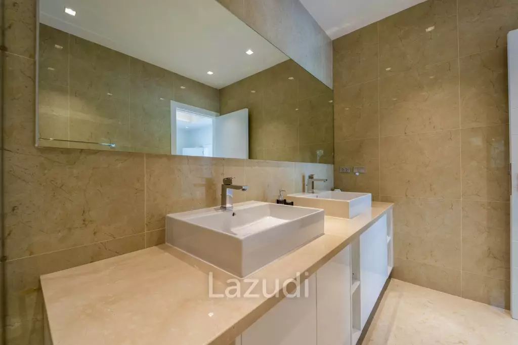 Black Mountain: Totally Renovated High-End Villa