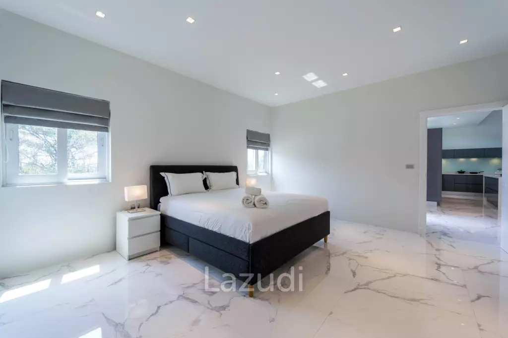 Black Mountain: Totally Renovated High-End Villa