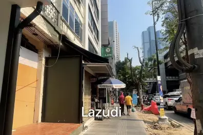 5-Storey Building with Roof Deck for Rent in Prime Location near BTS Chong Nonsi, Perfect for Restaurant or Cafe