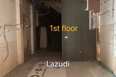 5-Storey Building with Roof Deck for Rent in Prime Location near BTS Chong Nonsi, Perfect for Restaurant or Cafe