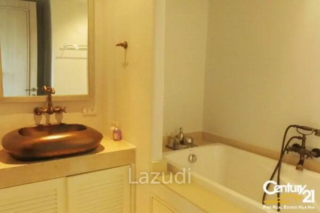 Beautiful 2 Bed Beachfront Condo