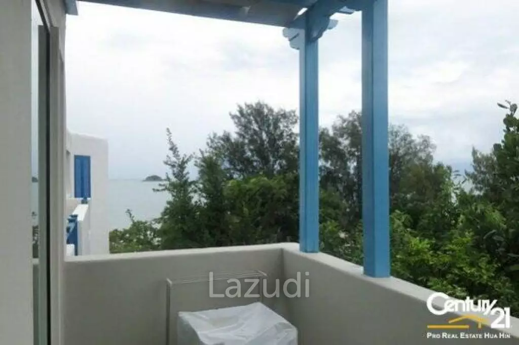 Beautiful 2 Bed Beachfront Condo