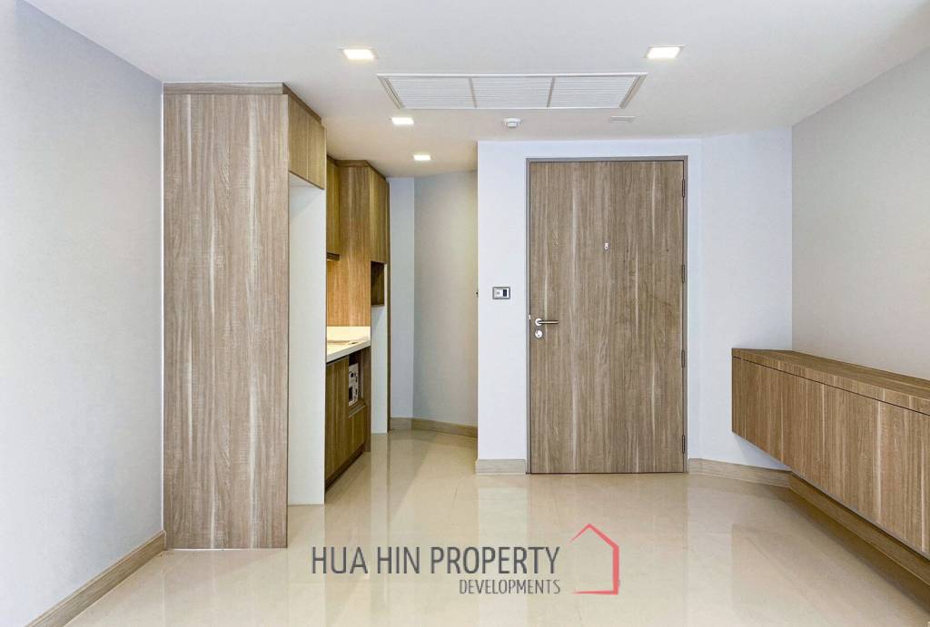 The Pine : 1 Bedroom Pool View Condo