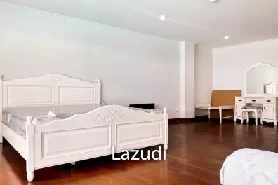 The Beach Palace: Beach Front Studio Condo