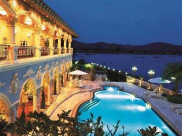 7 Bedrooms 8 Bathrooms 17,42Sqm. House near Motor Way 7.
