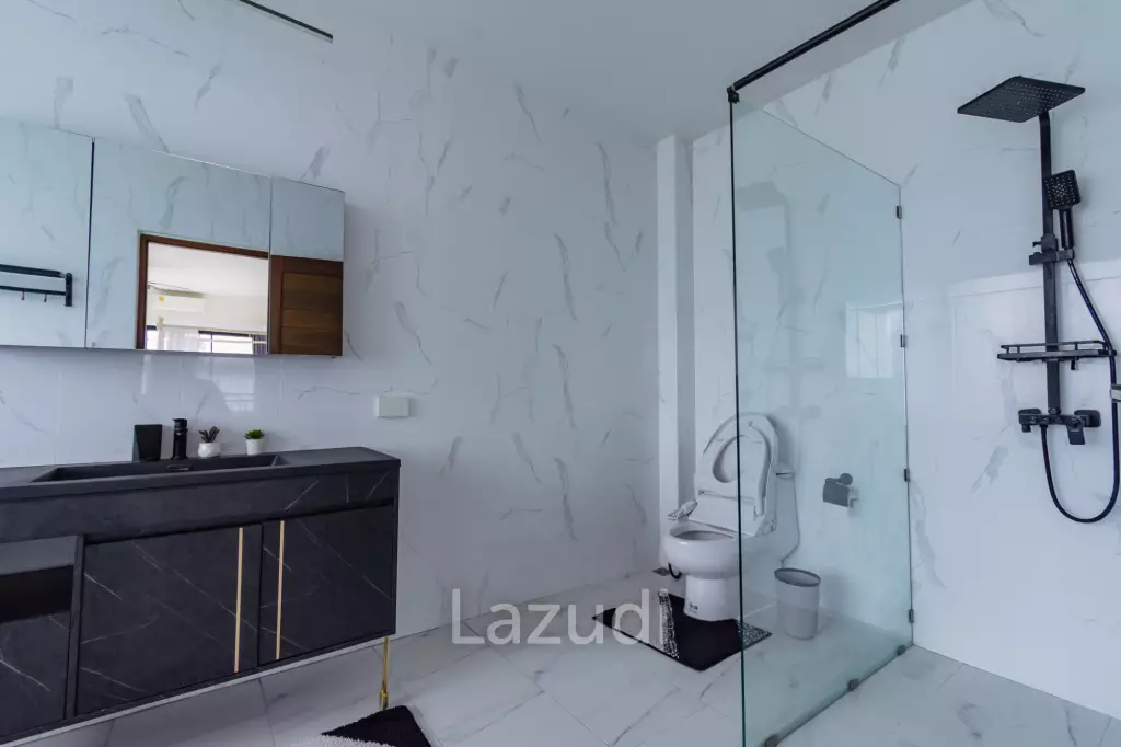 290 sqm modern pool villa in Amity Lakes Hua Hin