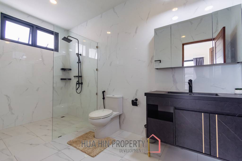290 sqm modern pool villa in Amity Lakes Hua Hin