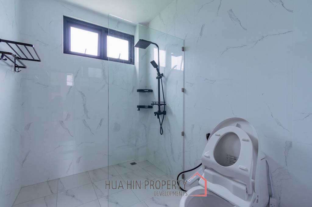 290 sqm modern pool villa in Amity Lakes Hua Hin