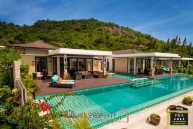 THE SPIRIT: 2 Fantastic Pool Villas with 5 Bedrooms and Sea Views and Very Large Infinity Edge Pool