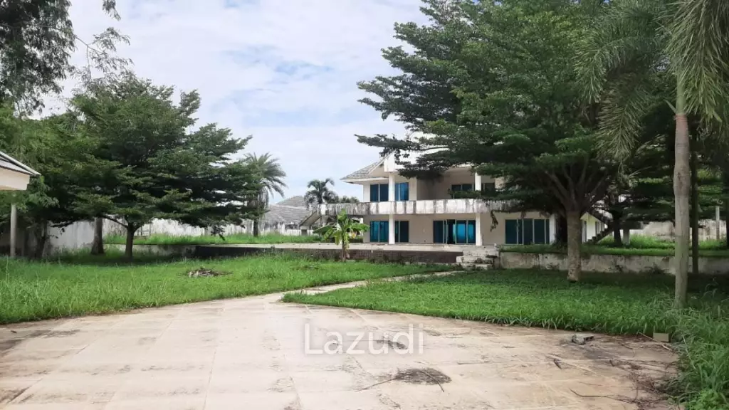 3 Bedrooms 3 Bathrooms 2,516 Sqm. Chaknok Lake Pattaya.