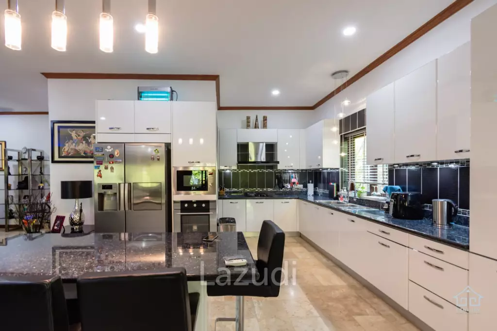 CRYSTAL VIEW :  Stunning 3 Bed Pool Villa near town