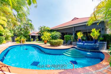 CRYSTAL VIEW :  Stunning 3 Bed Pool Villa near town