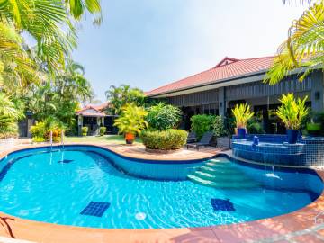 CRYSTAL VIEW : Stunning 3 Bed Pool Villa near town