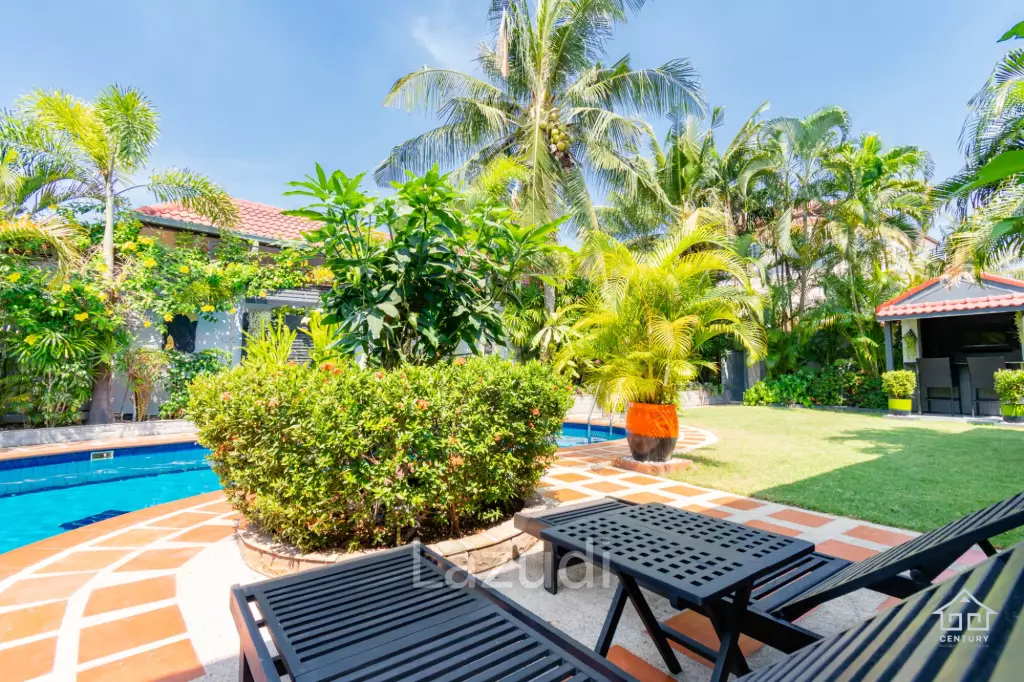 CRYSTAL VIEW :  Stunning 3 Bed Pool Villa near town