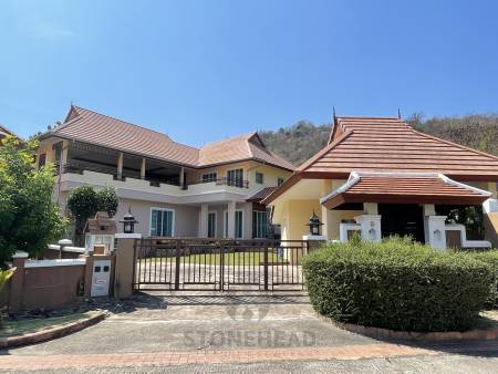 Emerald Heights:Two Storey Villa in perfect condition with 3 Bed and 4 Bathrooms