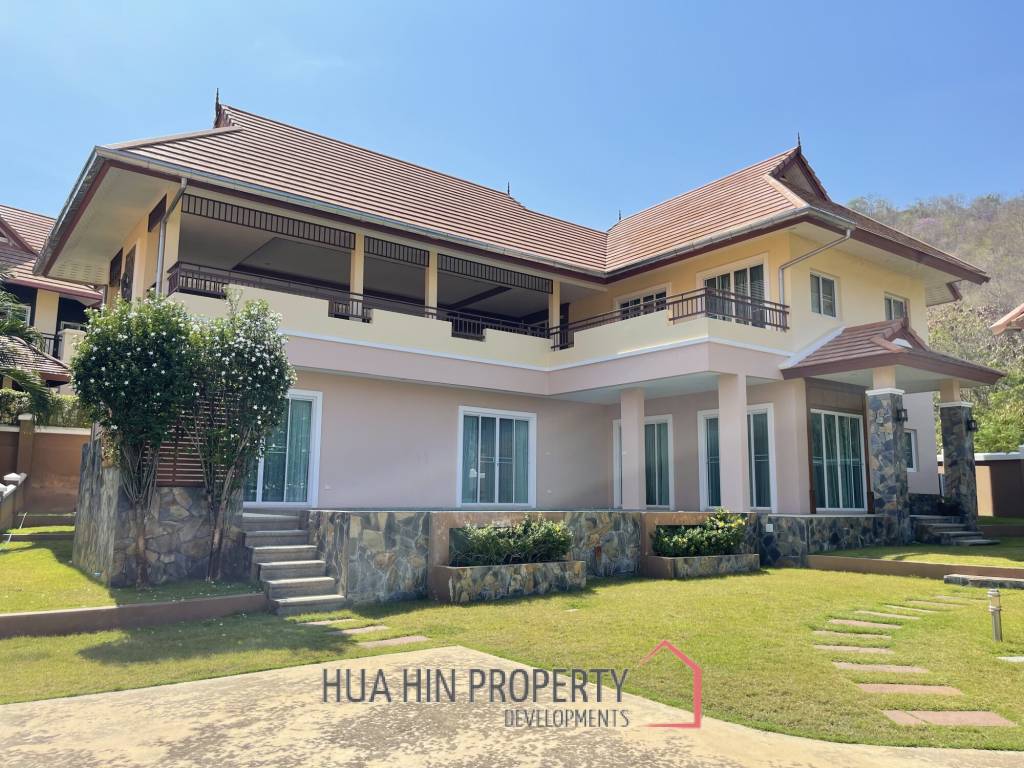 Emerald Heights:Two Storey Villa in perfect condition with 3 Bed and 4 Bathrooms