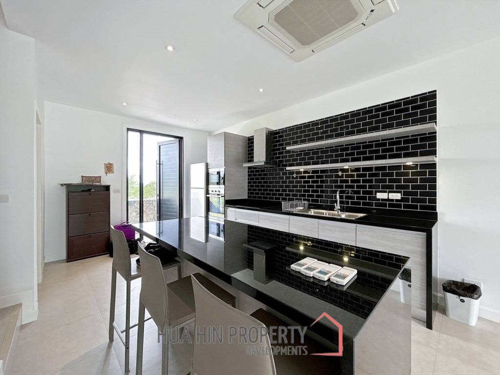 Black Mountain : 4 Story 3 Bedroom Townhouse