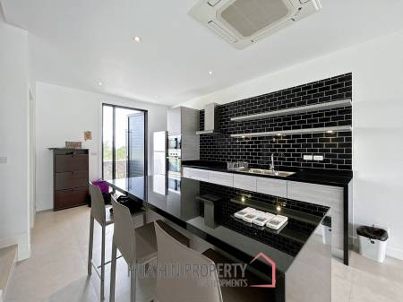 Black Mountain : 4 Story 3 Bedroom Townhouse