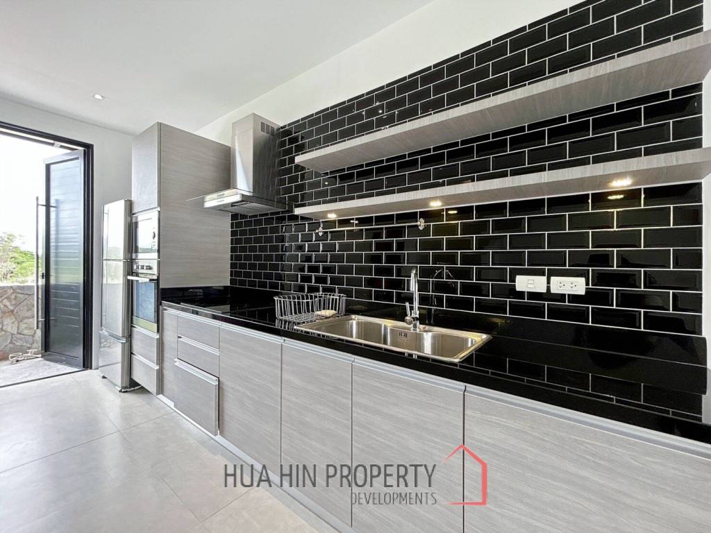 Black Mountain : 4 Story 3 Bedroom Townhouse