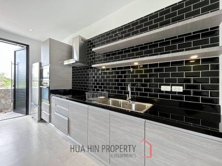Black Mountain : 4 Story 3 Bedroom Townhouse