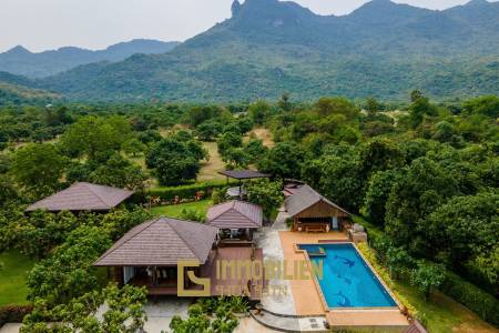 Private Villa mit Bergblick in der Nähe des Strandes mit angeschlossenem Resort in Sam Roi Yot