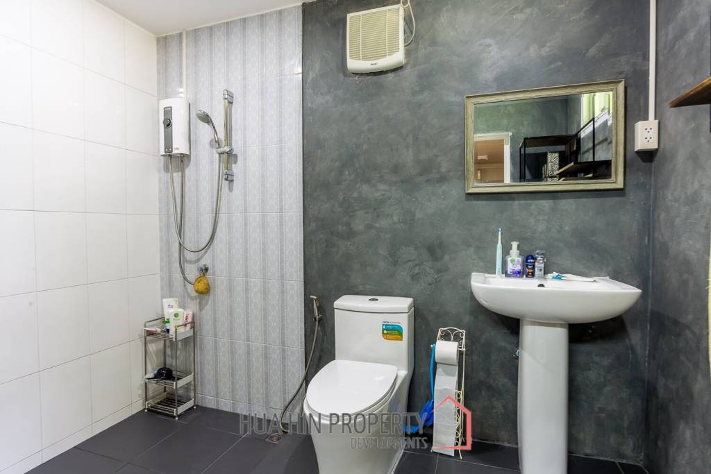 Mountain View Private Villa and Resort For Sale in Samroiyod Near Beach