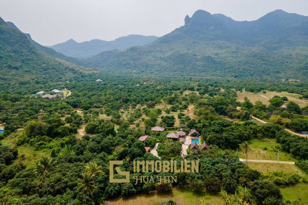 Private Villa mit Bergblick in der Nähe des Strandes mit angeschlossenem Resort in Sam Roi Yot