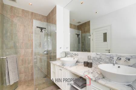 Luxurious 4 Bedroom 2 Storey Villa On Private Residence