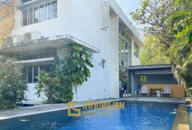 Large 4 Bedroom House With Pool Close To The Beach