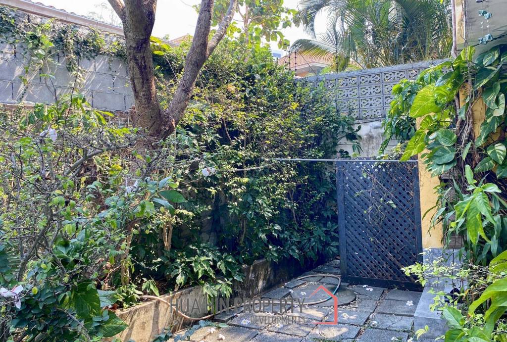Large 4 Bedroom House With Pool Close To The Beach