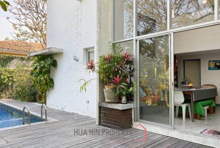 Large 4 Bedroom House With Pool Close To The Beach