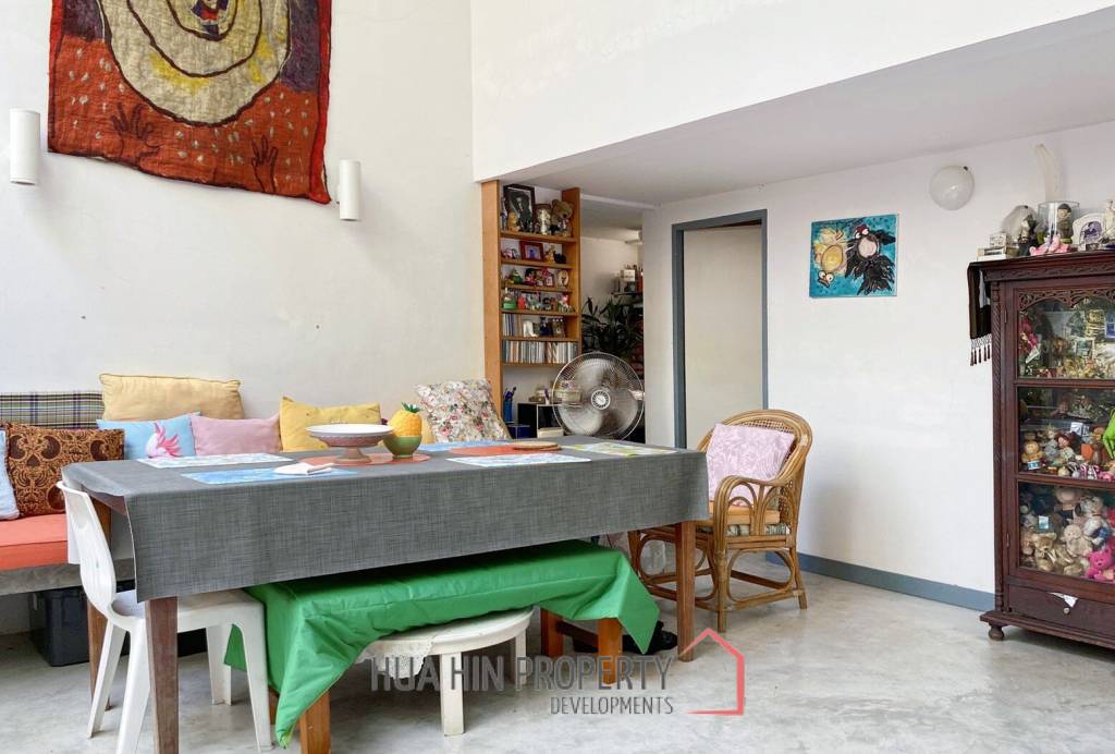 Large 4 Bedroom House With Pool Close To The Beach