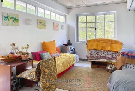 Large 4 Bedroom House With Pool Close To The Beach