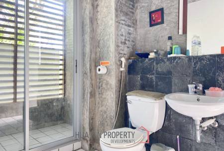 Large 4 Bedroom House With Pool Close To The Beach