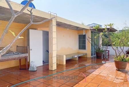 Large 4 Bedroom House With Pool Close To The Beach