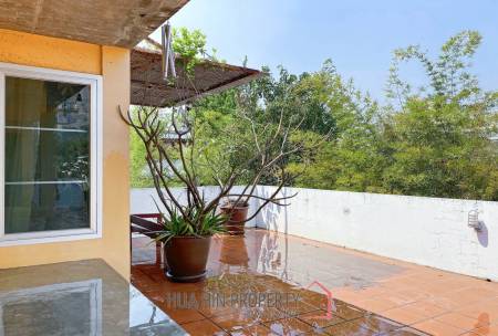 Large 4 Bedroom House With Pool Close To The Beach